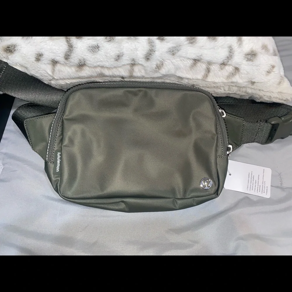 SOLD❌ NWT LULULEMON EVERYWHERE BELT BAG - Picture 2 of 15